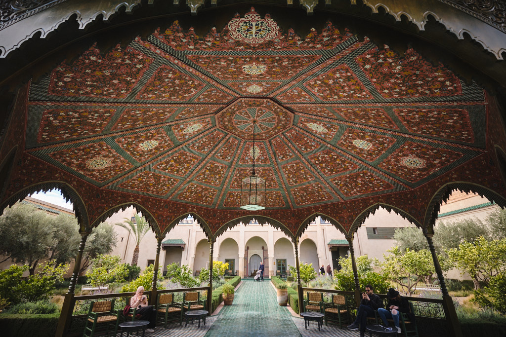 Kunstvoll dekorierter Baldachin im Le Jardin Secret in Marrakesch