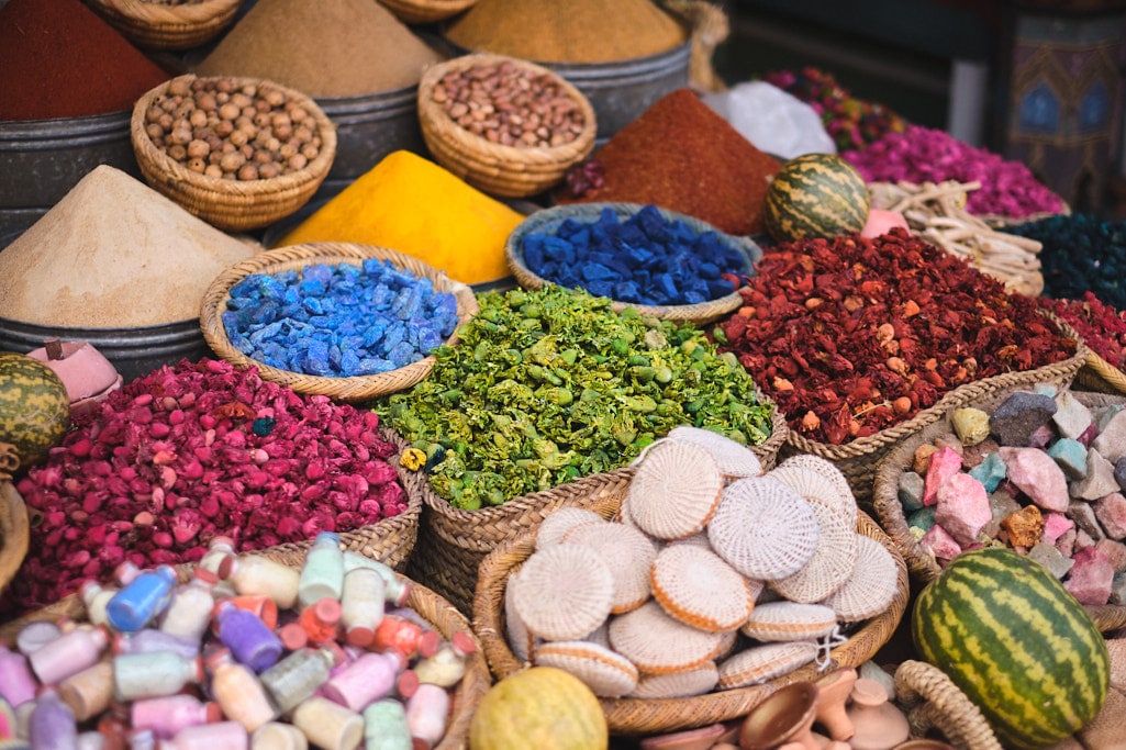 Dekorative Auslage eines Gewürzstands in den Souks in der Medina in Marrakesch